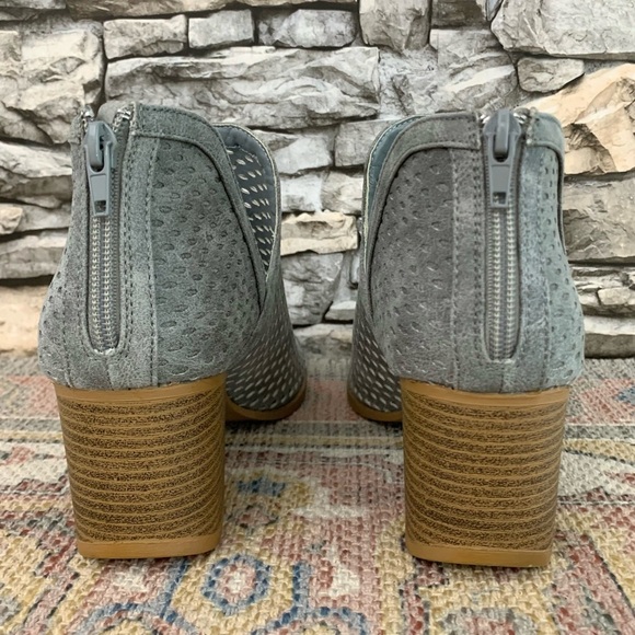 #9 Qupid Perforated Gray Steel Cut Peep Toe Distressed Booties Heels Shoes 9 - Picture 4 of 7